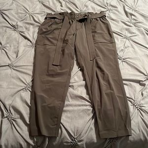 Athleta olive green traveler pant with tie belt